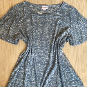 3/ 30 Lularoe Stephanie top